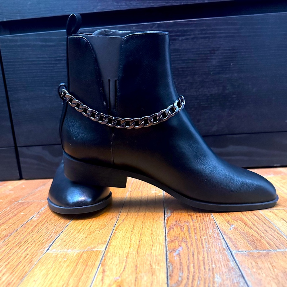 ASOS Stradivarius woman’s Chelsea boot with chain brand new with tags EU 41